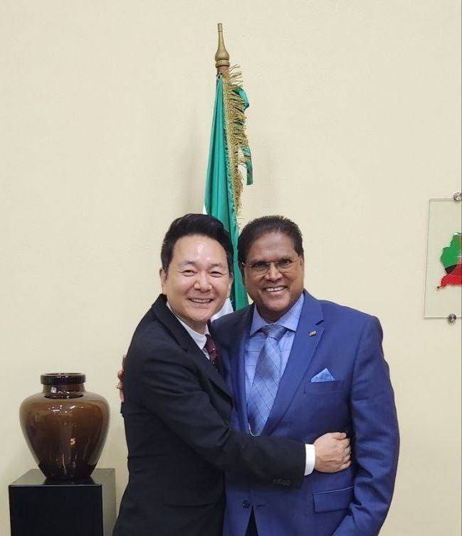 장성민 대통령실 미래전략기획관은 지난 19~20일 수리남을 방문해 찬드리카퍼사드 산토키 대통령을 예방했다. 사진=외교부 제공