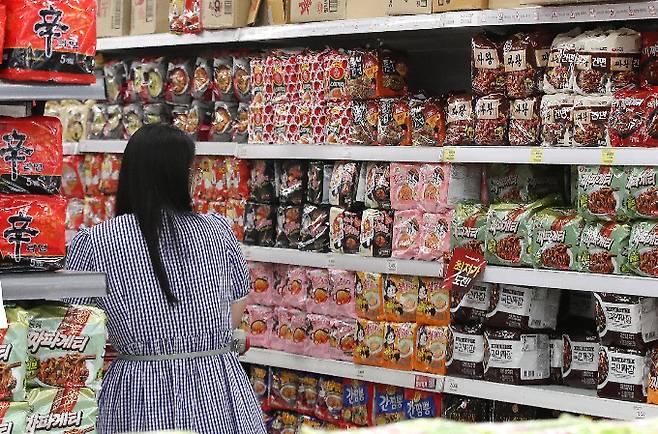 삼양식품이 라면 제품 가격을 인상한다. 사진은 서울 시내의 한 대형마트에서 시민이 라면 코너를 살펴보는 모습. /사진=뉴스1