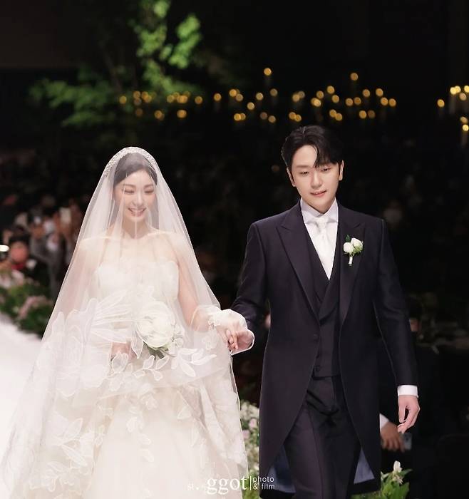 Former figure skater Kim Yuna, Forestella member Ko Woo-rims movie-like two-shot was unveiled.Kim Yuna posted several photos to her Instagram on October 23, along with a praying hand and heart emoji.The photo shows Kim Yuna Ko Woo-rim wearing a Wedding Dress and a tuxedo. A beautiful atmosphere captures the eye like a scene in a movie.Kim Yuna said through the Instagram, I met a good person and promised the future, so I posted a beautiful wedding ceremony in the blessing of many people yesterday. I sincerely thank all those who congratulated me.And I would like to express my gratitude to many people who helped me in the preparation process. I will do my best to live well as I am so blessed. Following her marriage testimony, Kim Yuna shared her happy new brides heart with several photos taken with her husband Ko Woo-rim.On the other hand, Kim Yuna Ko Woo-rim married Wedding ceremony at Seoul Shilla Hotel on the afternoon of the 22nd.The two, who are five years older than each other, first met on the occasion of the 2018 All That Skate Ice Show celebration stage and developed into a lover, becoming a couple after three years of dating.On this day, the Wedding ceremony society was performed by comedian Shin Dong-yeop, and the celebration was called by Forestella members including Ko Woo-rim.In particular, the members of Forestella sang In Un ⁇ altra Vita as a celebration song.In Un ⁇ altra Vita is a song selected by Forestella in the first leg of the final when she won JTBCs Phantom Singer 2 in 2017.Kim Yuna Ko Woo-rim is also a meaningful song for the couple because Forestella set the stage for In Un ⁇ altra Vita during the All That Skate Ice Show in 2018 when the two met for the first time.Kim Yuna Ko Woo-rims gift for the guests is a set of Christian Dior beauty cosmetics worth 200,000 won, which is said to be packed with pouch lotion serum cream.On the same day, Kim Yunas Wedding Dress was known as the Lebanese designer Elisabes 2023 spring collection, and the second dress was known as the Israeli brand Chana Marus.Kim Yuna Ko Woo-rims newly-married house is Mark Hills, a luxury villa located in Seoul Heukseok-dong.Located on the riverside hill between the Hangang Bridge and the Yeongdae Bridge, this villa has a panoramic view of the Han River. It consists of 74 pyeong in all 18 generations and has 4 rooms and 3 toilets.