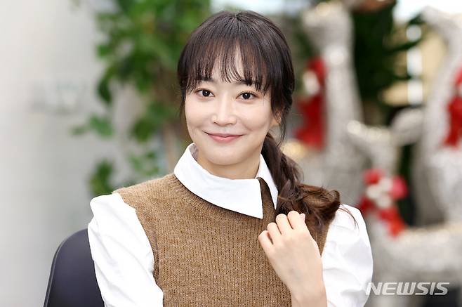 [서울=뉴시스] 조성우 기자 = 배우 연민지가 서울 강남구 케이원엔터테인먼트 사무실에서 뉴시스와 KBS 2TV 일일드라마 '황금가면' 종영 인터뷰에 앞서 포즈를 취하고 있다. 2022.10.23. xconfind@newsis.com