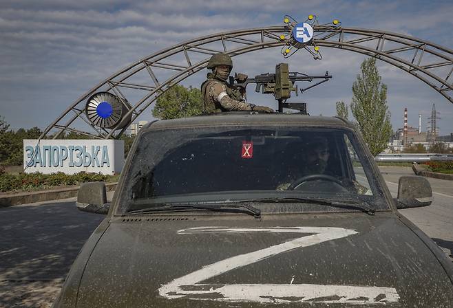 우크라이나 자포리자 원전 인근에서 한 러시아군 병사가 군용차량에 탑승한 채 경계를 하고 있다. EPA연합뉴스 