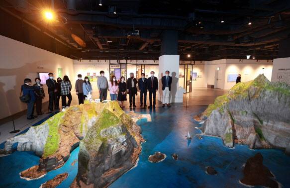 24일 서울 영등포구 독도체험관에서 열린 언론 공개회에서 동북아역사재단 관계자 및 참석자들이 독도 모형을 살펴보고 있다(사진=연합뉴스).