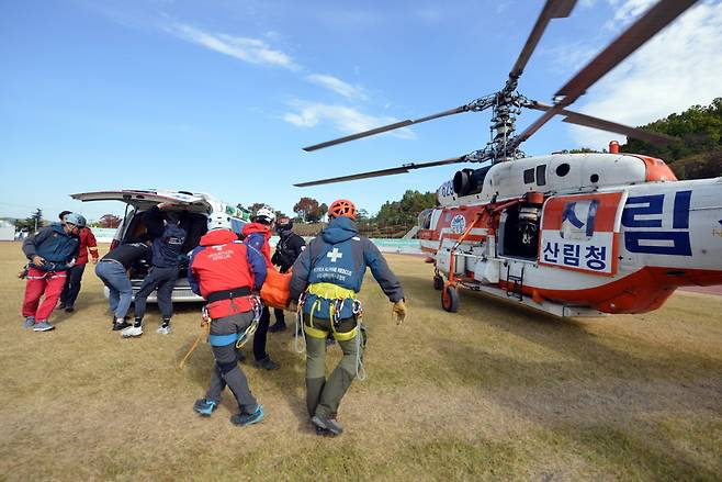 이번 대회에서는 산림청 산림항공본부 산악구조 헬기에 대한산악구조협회 산악구조대원이 함께 탑승하여 실제 산악 사고 사례를 바탕으로 구봉산에서 산악사고 구조를 재현하였다. (대한산악연맹 제공)