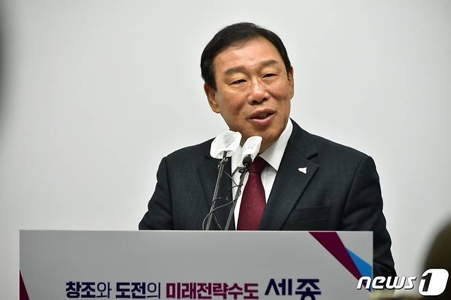 최민호 세종시장이 24일 오전 시청 정음실에서 기자 간담회를 열어 지난주 국정감사 성과 등을 설명하고 있다. ⓒ 뉴스1 장동열 기자