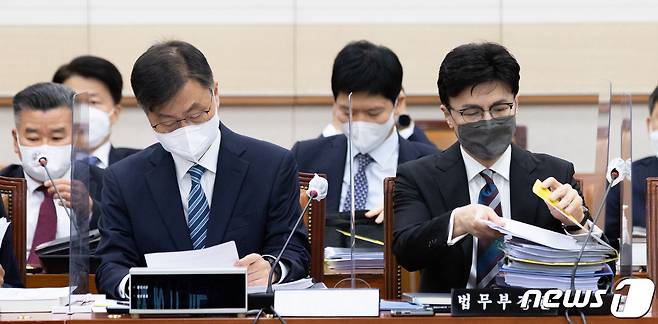 한동훈 법무부 장관(오른쪽)이 24일 서울 여의도 국회에서 열린 법제사법위원회의 법무부·법제처·감사원·고위공직자범죄수사처 등에 대한 종합감사에 출석해 자료를 살펴보고 있다. 2022.10.24/뉴스1 ⓒ News1 이재명 기자