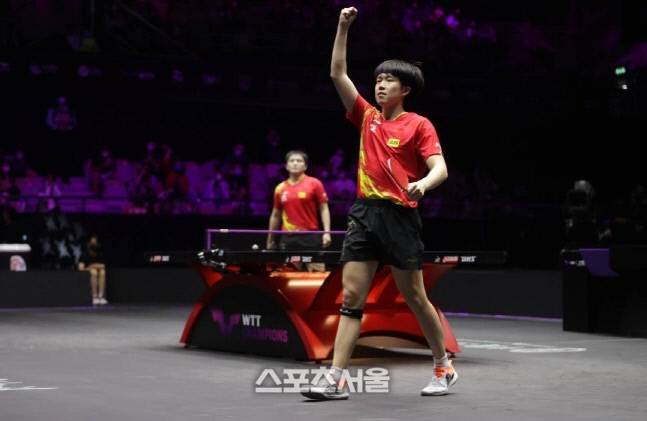 왕추친이 23일 중국 마카오에서 열린 2022 WTT 챔피언스 남자단식 결승에서 세계 최강 판젠동을 누른 뒤 오른손을 치켜들고 있다. WTT