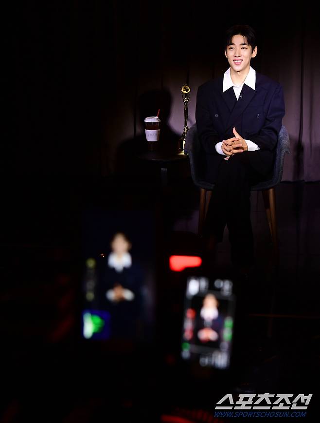 .제1회 청룡시리즈어워즈에서 티르티르 인기상을 수상한 배우 박재찬이 23일 논현동의 한 스튜디오에서 본지와의 인터뷰 시간을 갖고 있다.

논현동=최문영 기자 deer@sportschosun.com/2022.08.23/