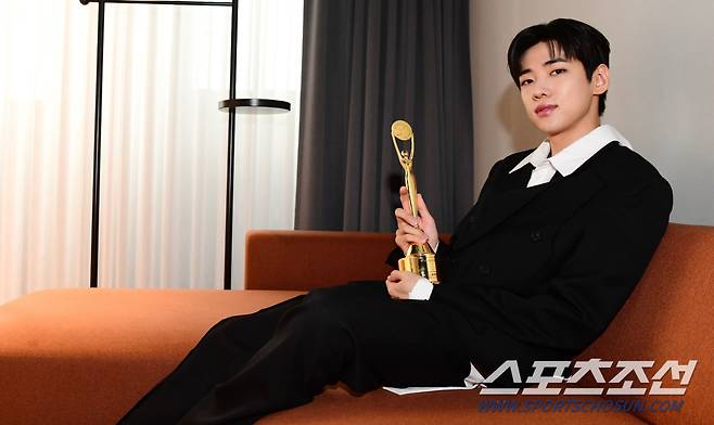 .제1회 청룡시리즈어워즈에서 티르티르 인기상을 수상한 배우 박재찬이 23일 논현동의 한 스튜디오에서 본지와의 인터뷰 시간을 갖고 있다.

논현동=최문영 기자 deer@sportschosun.com/2022.08.23/