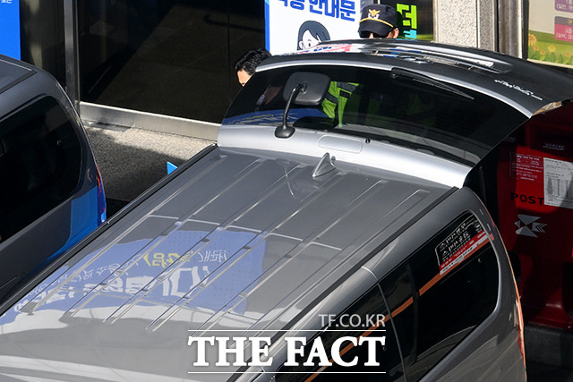 오후 2시경 김용 부원장의 변호인 입회 하에 압수수색이 시작되고, 수사차량 트렁크에서 압수수색용 파란 박스를 정리하는 검찰.