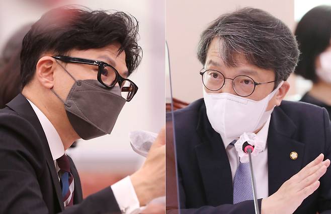 한동훈(왼쪽) 법무부 장관과 김의겸 민주당 의원. /국회사진기자단