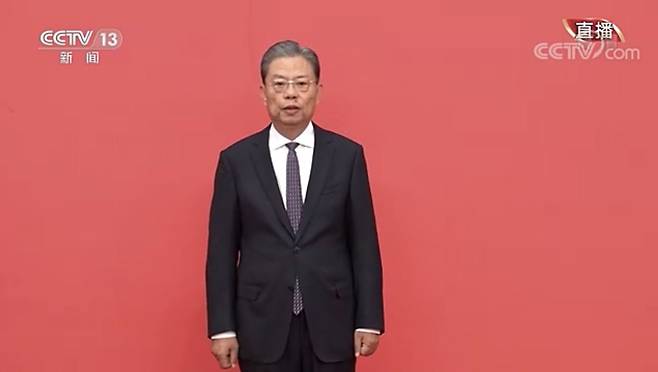 시진핑 중국 국가주석 집권 3기 중국공산당 중앙정치국 상무위원 서열 3위인 자오러지 중앙기율검사위원회 서기(시진핑 2기 직책)가 2022년 10월 23일 베이징 인민대회당에서 열린 기자회견 중 시 주석 소개 후 인사하고 있다. /중국 CCTV