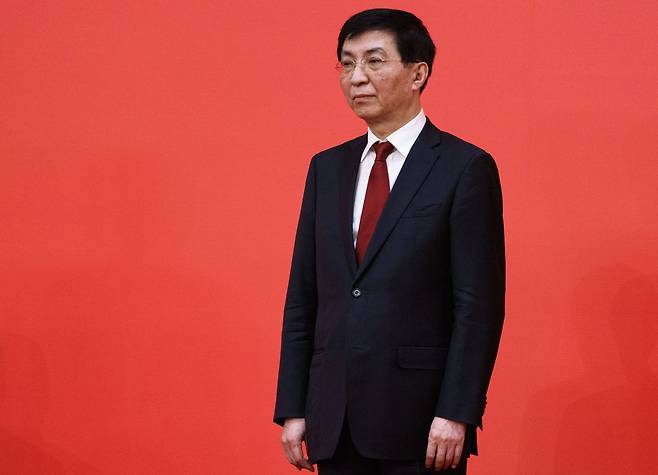 시진핑 중국 국가주석 집권 3기 중국공산당 중앙정치국 상무위원 서열 4위인 왕후닝 당 중앙서기처 서기(시진핑 2기 직책)가 2022년 10월 23일 베이징 인민대회당에서 열린 기자회견 중 시 주석 소개 후 인사하고 있다. /로이터 연합