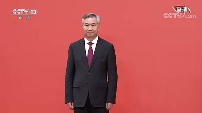 시진핑 중국 국가주석 집권 3기 중국공산당 중앙정치국 상무위원 서열 7위인 리시 광둥성 당 서기가 2022년 10월 23일 베이징 인민대회당에서 열린 기자회견 중 시 주석 소개 후 인사하고 있다. /중국 CCTV