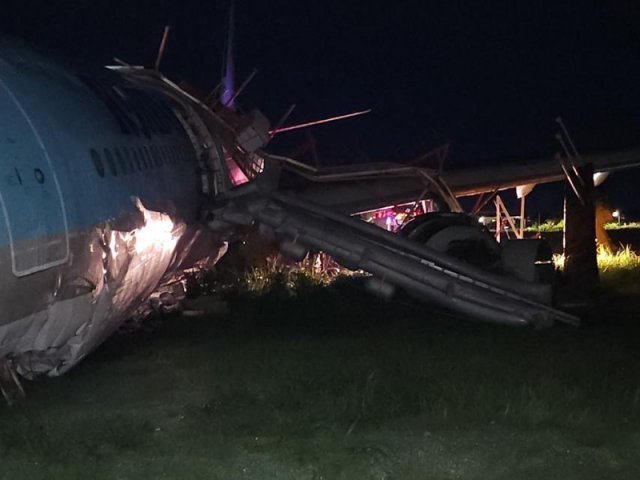 23일(현지 시각) 필리핀 세부 막탄 공항에 비상 착륙한 대한항공 KE631편 동체가 충격을 받아 크게 손상돼 있다. 출입문에는 승객 및 승무원의 비상 탈출을 위한 슬라이드가 펼쳐져 있다. 필리핀 민간항공청(CAAP)