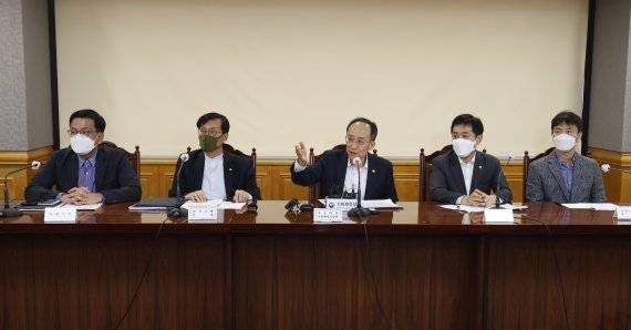 추경호 경제부총리 겸 기획재정부장관이 23일 서울 중구 명동 은행회관에서 비상 거시경제금융회의를 마친뒤 취재진의 질문에 답하고 있다. 왼쪽부터 최상목 대통령실 경제수석, 이창용 한국은행 총재, 추 부총리, 김주현 금융위원장, 이복현 금융감독원장. /사진=뉴스1