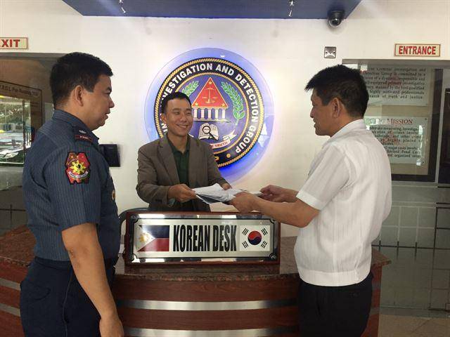 2018년 필리핀 마닐라 코리안데스크에서 국내 파견 경찰과 필리핀 경찰이 업무 협조 대화를 하고 있다. 경찰청 제공
