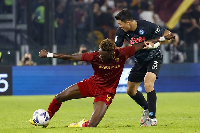 타미 아브라함과 경합하는 김민재. [EPA=연합뉴스]