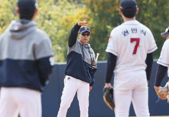 이승엽 두산 베어스 신임 감독이 24일 오전 경기도 이천시 백사면 두산베어스파크에서 훈련을 지켜보고 있다. 사진=연합뉴스