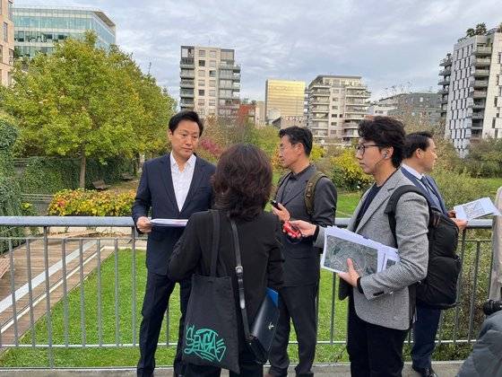 프랑스 13구역 '리브고슈'를 방문한 오세훈 서울시장(맨 왼쪽). 리브고슈는 과거 철도길을 녹지로 덮어 개발했다. 파리(프랑스)=문희철 기자