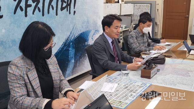 ▲ 레고랜드 사태와 관련, 김진태 도지사가 24일 도청 기자실에서 기자간담회를 갖고, 관련 입장을 표명하고 있다. 서영