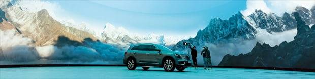 LED(발광다이오드) 화면을 활용해 영화·드라마를 찍는 ‘버추얼 프로덕션(가상 제작)’ 시대가 다가왔다. CJ ENM 직원들이 경기 파주의 가상 스튜디오에서 작품을 촬영하고 있다.  CJ ENM  제공