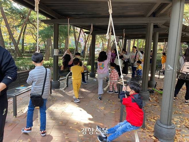 지난 23일 서울 강북구 솔밭근린공원에 생긴 팝업 놀이터에서 아이들이 끈으로 만든 그네에 매달려 놀고 있다. 김보미 기자