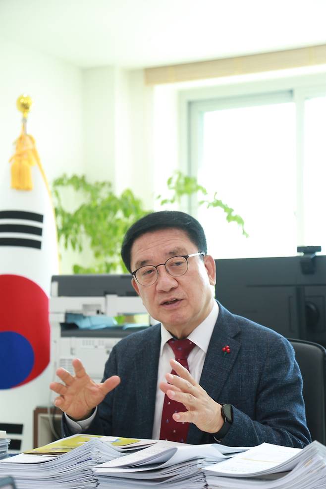 지난 21일 문헌일 구로구청장이 그의 집무실에서 경향신문과 인터뷰하고 있다. | 구로구 제공