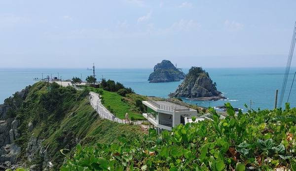 YOLO 갈맷길 5코스(오륙도 품은 이기대)의 오륙도 생태습지공원에서 바라본 오륙도와 스카이워크 일대.