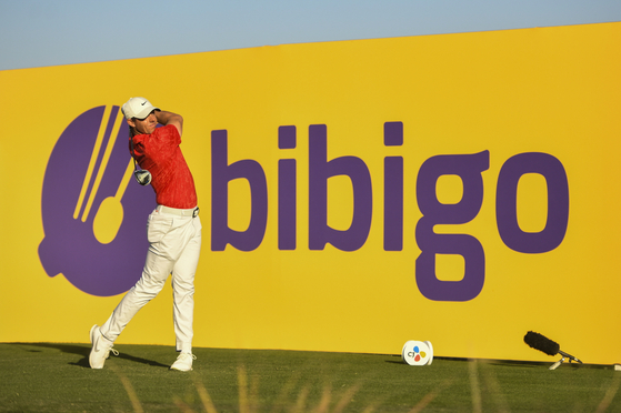 Rory McIlroy tees off on the 18th hole of THE CJ CUP @ SUMMIT at The Summit Club in Las Vegas on Oct.17, 2021. [CJ]