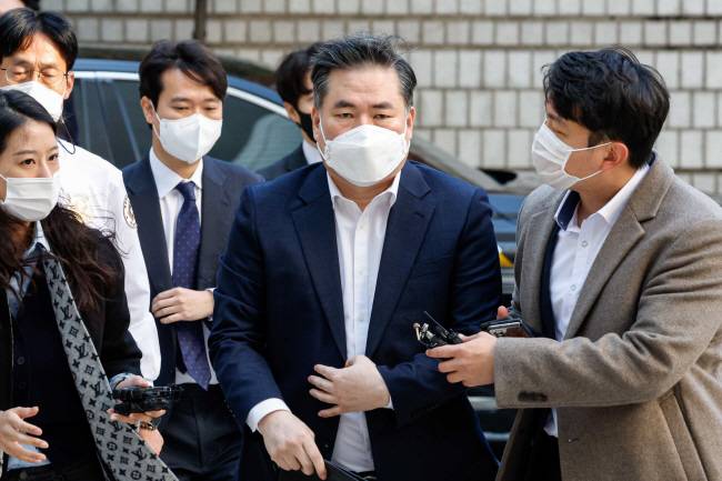 지난해 이재명 더불어민주당 대표의 측근인 김용 민주연구원 부원장에게 대선 자금을 전달했다고 폭로한 유동규(오른쪽 두 번째) 전 성남도시개발공사 기획본부장이 24일 오전 서울 서초구 서울중앙지법에서 열린 대장동 개발 특혜 의혹 사건 공판에 참석하기 전 기자들의 질문을 받고 있다.  김호웅 기자