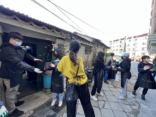 [대구=뉴시스] 대구시 서구 사회복지행정연구회는 사랑의 연탄 나눔 봉사활동을 실시했다. (사진 = 대구시 서구 제공) 2022.10.24. photo@newsis.com *재판매 및 DB 금지