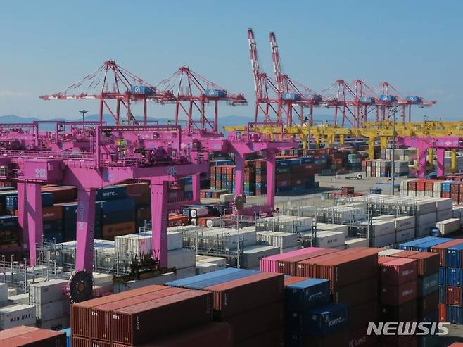[인천=뉴시스] 김동영 기자 =  11일 오전 인천 연수구 인천신항컨테이너 터미널이 분주한 모습을 보이고 있다. 10월 들어서도 무역수지 적자가 이어지고 있다. dy0121@newsis.com