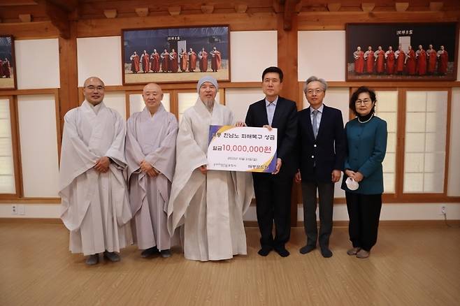 [포항=뉴시스] 강진구 기자 = 대한불교조계종 서울 수도산 봉은사 회주 자승스님과 주지 원명스님은 23일 오후 경내 구생원에서 '힌남노'로 가족을 잃은 피해 유가족들과 아픔을 함께 나누기 위해 재난지원금 1억원을 경북 포항시에 전달했다.(사진=봉은사 제공) 2022.10.24.photo@newsis.com *재판매 및 DB 금지