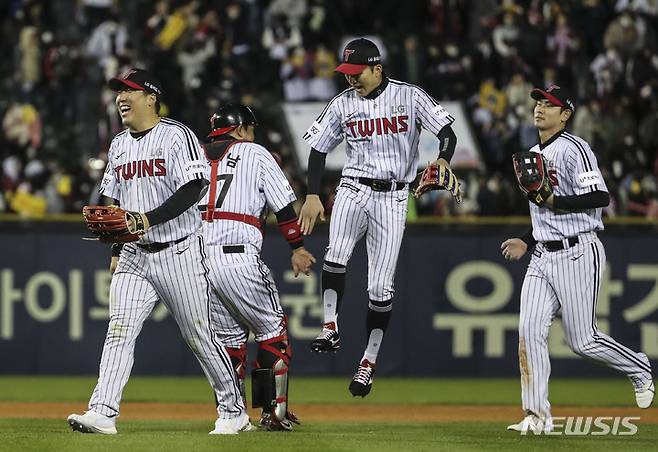 [서울=뉴시스] 김근수 기자 = 24일 서울 잠실야구장에서 열린 2022 KBO 포스트시즌 플레이오프 1차전 LG 트윈스와 키움 히어로즈의 경기, LG가 키움에 6대 3으로 승리한 뒤 LG 선수들끼리 세리머니를 하고 있다. 2022.10.24. ks@newsis.com