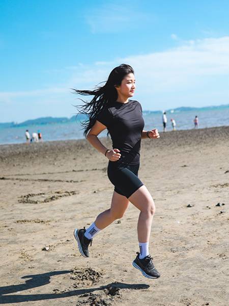 신문희씨가 인천 강화 동막해변에서 러닝을 즐기고 있다.&nbsp;사진=신문희씨 @hee_1018