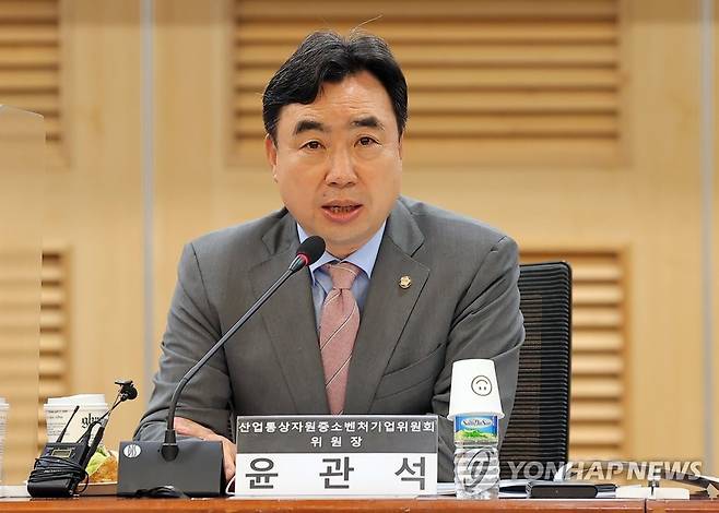 인사말하는 윤관석 산업통상자원중소벤처기업위원장 (서울=연합뉴스) 하사헌 기자 = 윤관석 산업통상자원중소벤처기업위원장이 20일 서울 여의도 국회 의원회관에서 ‘한미 경제안보동맹 이대로 좋은가?’를 주제로 열린 ‘미국 인플레이션 감축법의 쟁점과 대응’ 세미나에서 인사말을 하고 있다. 2022.9.20 [국회사진기자단] toadboy@yna.co.kr