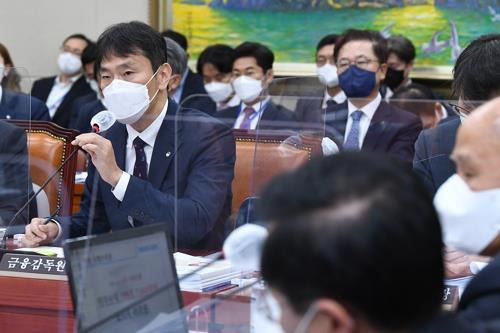 답변하는 김주현 금융위원장
    (서울=연합뉴스) 하사헌 기자 = 김주현 금융위원장(왼쪽)이 24일 국회에서 열린 정무위원회 금융위원회 등에 관한 국정감사에서 의원 질의에 답하고 있다. 오른쪽은 이복현 금융감독원장. 2022.10.24 [국회사진기자단]
    toadboy@yna.co.kr