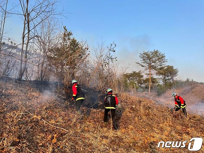 산불 진화 작업(산림청 제공). 2022.10.25