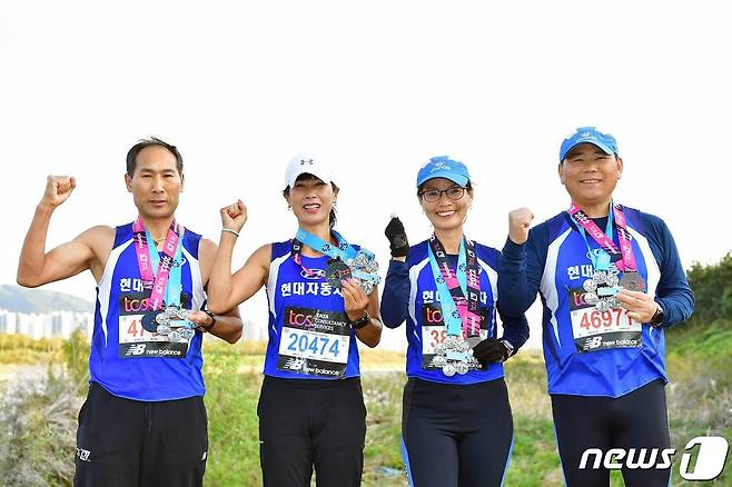 세계 6대 마라톤대회 풀코스를 모두 완주한 현대자동차 울산공장 마라톤동호회 소속 황영균·박계선(사진 좌측 2명), 정남귀·오길자 부부.