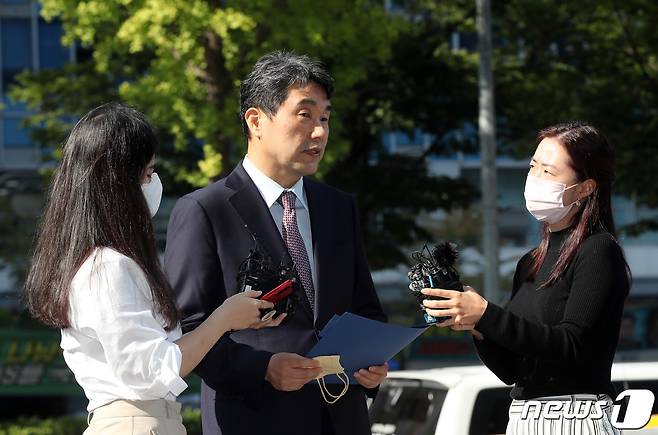 이주호 사회부총리 겸 교육부장관 후보자가 지나 9월30일 오전 서울 영등포구 여의도 한국교육시설안전원에 마련된 인사청문회 사무실로 출근, 취재진 질문에 답하고 있다. /뉴스1 ⓒ News1 황기선 기자