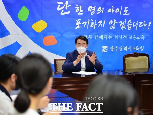 광주경찰청 반부패경제범죄수사대는 지난 6·1지방선거 당시 사전선거운동을 한 혐의(공직선거법 위반)를 받는 이정선 광주시교육감을 기소의견으로 검찰에 송치했다. 광주=이병석 기자 (사진 / 이정선 교육감 페이스북)