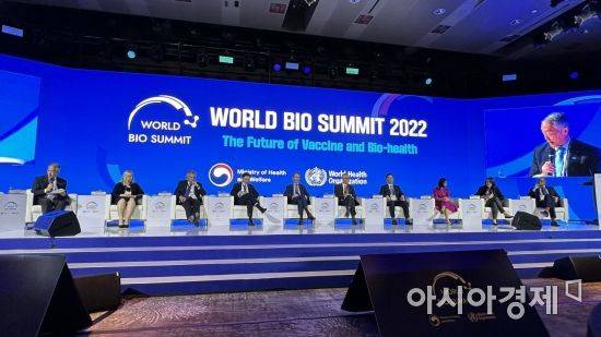 25일 오후 서울 광진구 그랜드워커힐서울에서 열린 '세계 바이오 서밋 2022'에서 열린 '포스트 팬데믹을 위한 미래 전략' 세션에서 제롬 김 국제백신연구소(IVI) 사무총장, 재닌 스몰 화이자 선진국시장 글로벌회장, 안재용 SK바이오사이언스 대표, 얀 반 애커 MSD(미국 머크) 이머징마켓 사장, 테시로기 이사오 시오노기 대표, 윤웅섭 일동제약 대표, 미타 굴리아니 머크 라이프사이언스 전략사업개발 총괄임원, 페트로 테블란체 아프리젠 대표, 모레나 마크호아나 바이오백 대표(왼쪽부터)가 토론을 진행하고 있다. / 사진=이춘희 기자