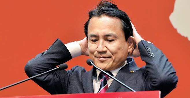 김진태 “레고랜드 보증채무, 내년 1월까지 상환” - 김진태 강원지사는 24일 ‘레고랜드 사태’와 관련, “본의 아니게 자금 시장에 불필요한 혼란과 오해가 초래돼 매우 유감스럽게 생각한다”며 “강원도는 처음부터 보증 채무를 확실히 이행하겠다고 했다. 보증 채무를 내년 1월까지 갚겠다”고 했다. 사진은 김 지사가 2019년 2월 자유한국당(현 국민의힘) 전당대회 충청·호남권 합동연설회에서 머리를 매만지는 모습. /신현종 기자