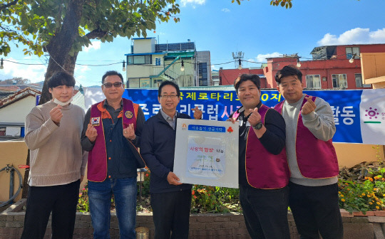 공주시 중학동(동장 전홍남)은 중점 추진사항인 '3미 프로젝트(기부米, 나누味, 깔끄美)' 사업 일환으로 '사랑의 밥상' 행사를 진행해 나눔실천에 앞장서고 있다. 사진=중학동 제공