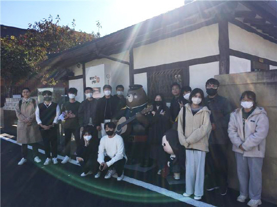 국립 공주대학교(총장 원성수) 지역사회개발학과는 학부 재학생을 대상으로 중심시가지형 도시재생 뉴딜사업 사례 지역인 공주시 제민천 지역에 대한 현장답사에 들어갔다. 사진=공주대 제공