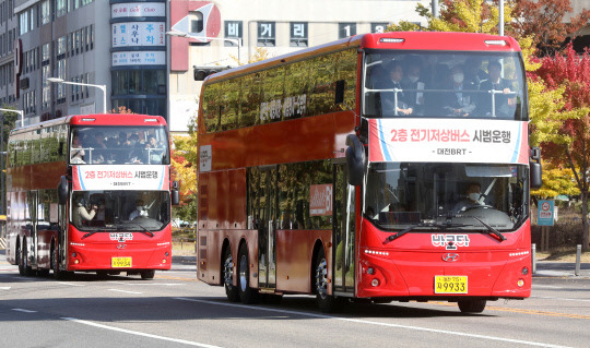 대전BRT 2층 전기저상버스 도입 시승식이 25일 시청 남문광장에서 열려 전기저상버스 시범운행을 하고 있다.