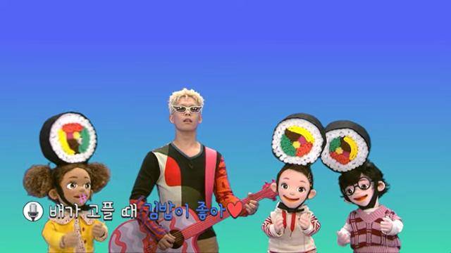 가수 이찬혁이 17일 방송된 EBS ‘딩동댕 유치원’에 출연해 인형들과 노래하고 있다. EBS 방송 캡처