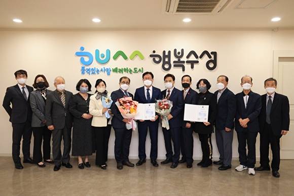 25일 김대권 수성구청장(가운데)과 수성시니어클럽관계자들이 ‘2021년 노인일자리·사회활동 지원사업 평가’ 최우수상 기념 포즈를 취하고 있다. [사진=수성구청]
