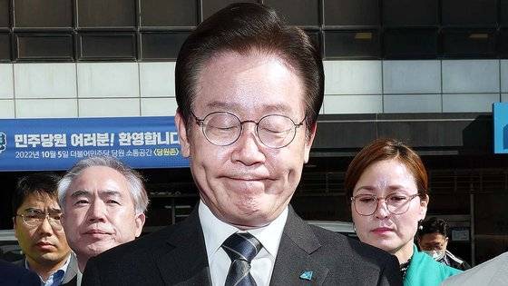 더불어민주당 이재명 대표가 민주연구원에 대한 검찰 압수 수색이 진행 중인 24일 오전 서울 여의도 더불어민주당 중앙당사 앞에서 굳은 표정으로 기자회견을 하고 있다. 연합뉴스