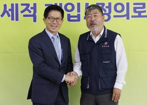 김문수 경사노위 위원장(왼쪽)이 지난 6일 서울 여의도 한국노총을 신임 인사차 방문, 김동명 위원장과 인사하고 있다. 연합뉴스